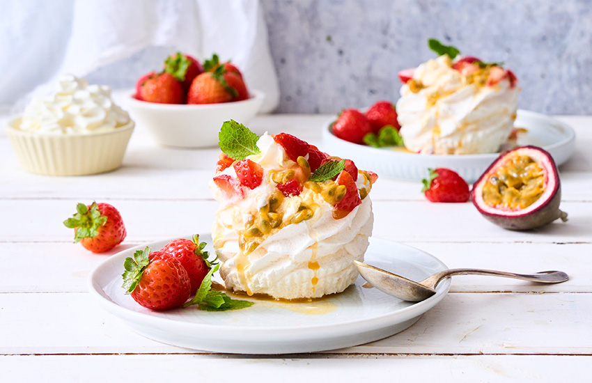 Mini pavlova con fragole e passion fruit