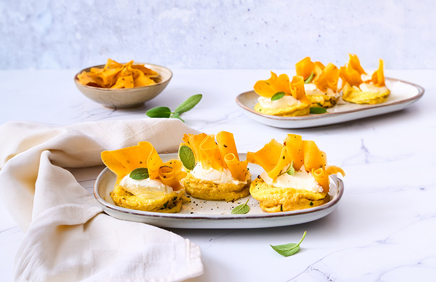 Frittatine all’erba cipollina, caprino e zucca marinata